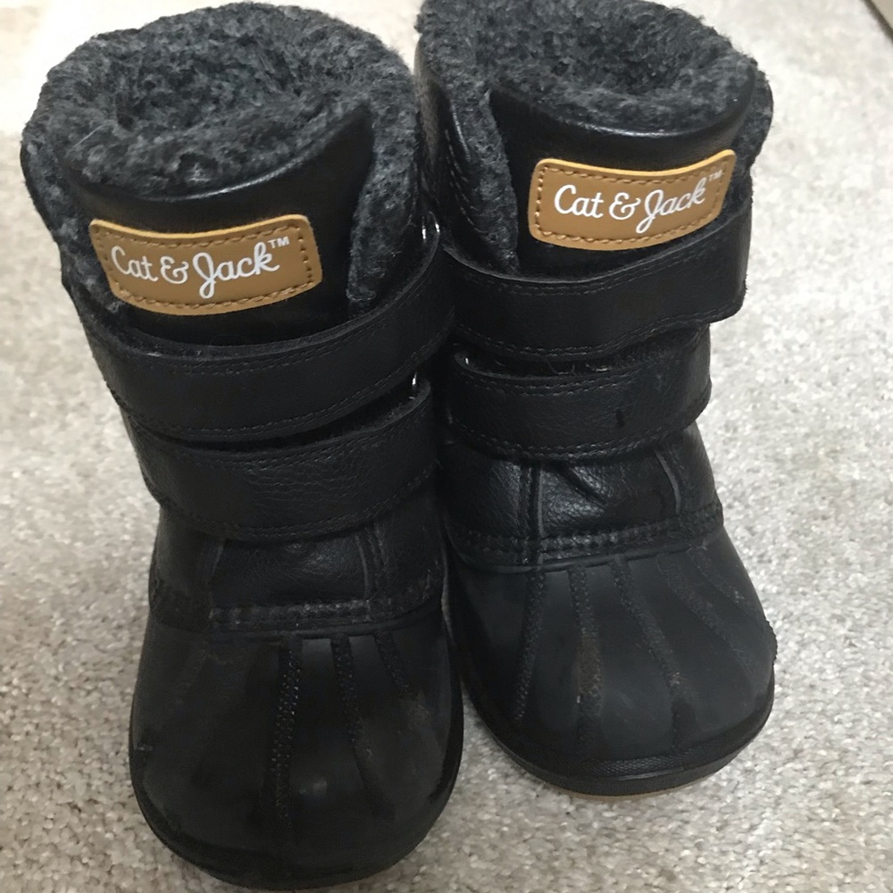 Cat and Jack size 6 toddler winter snow boots
